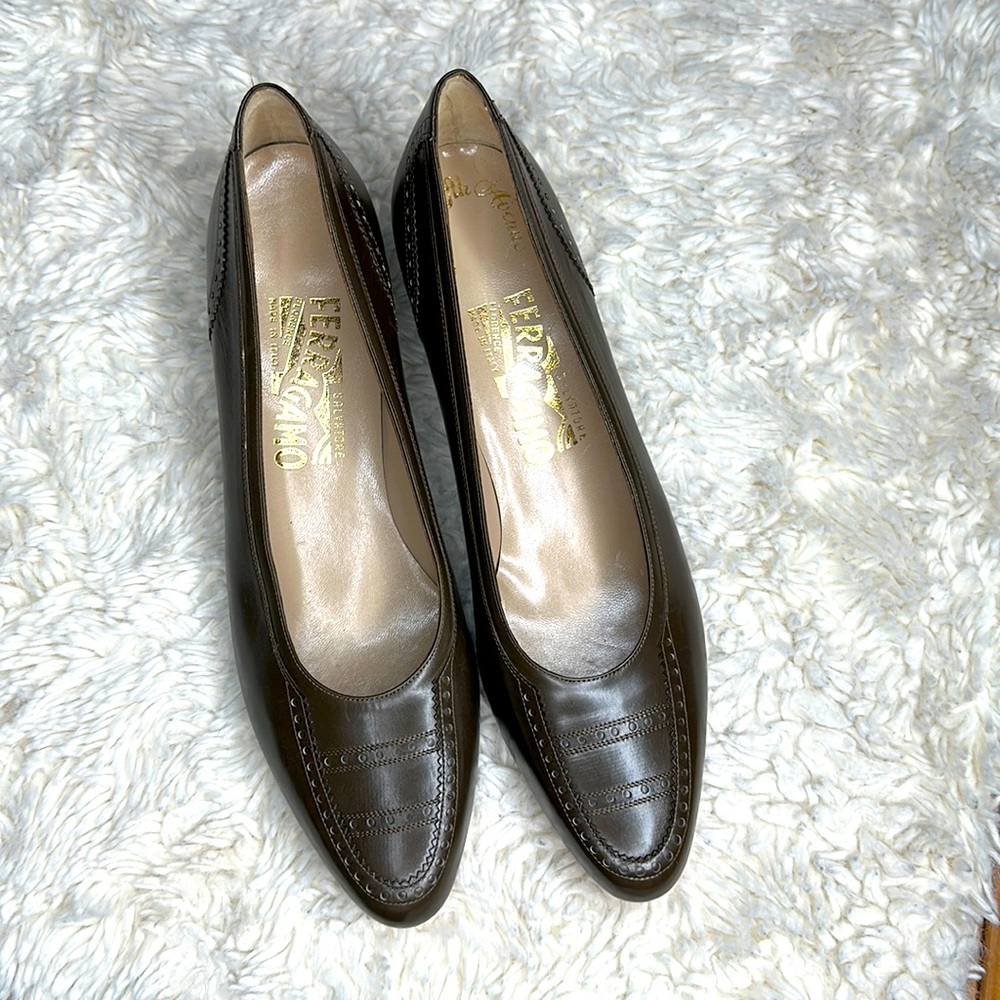 : Salvatore Ferragamo Leather Pumps Size: 9